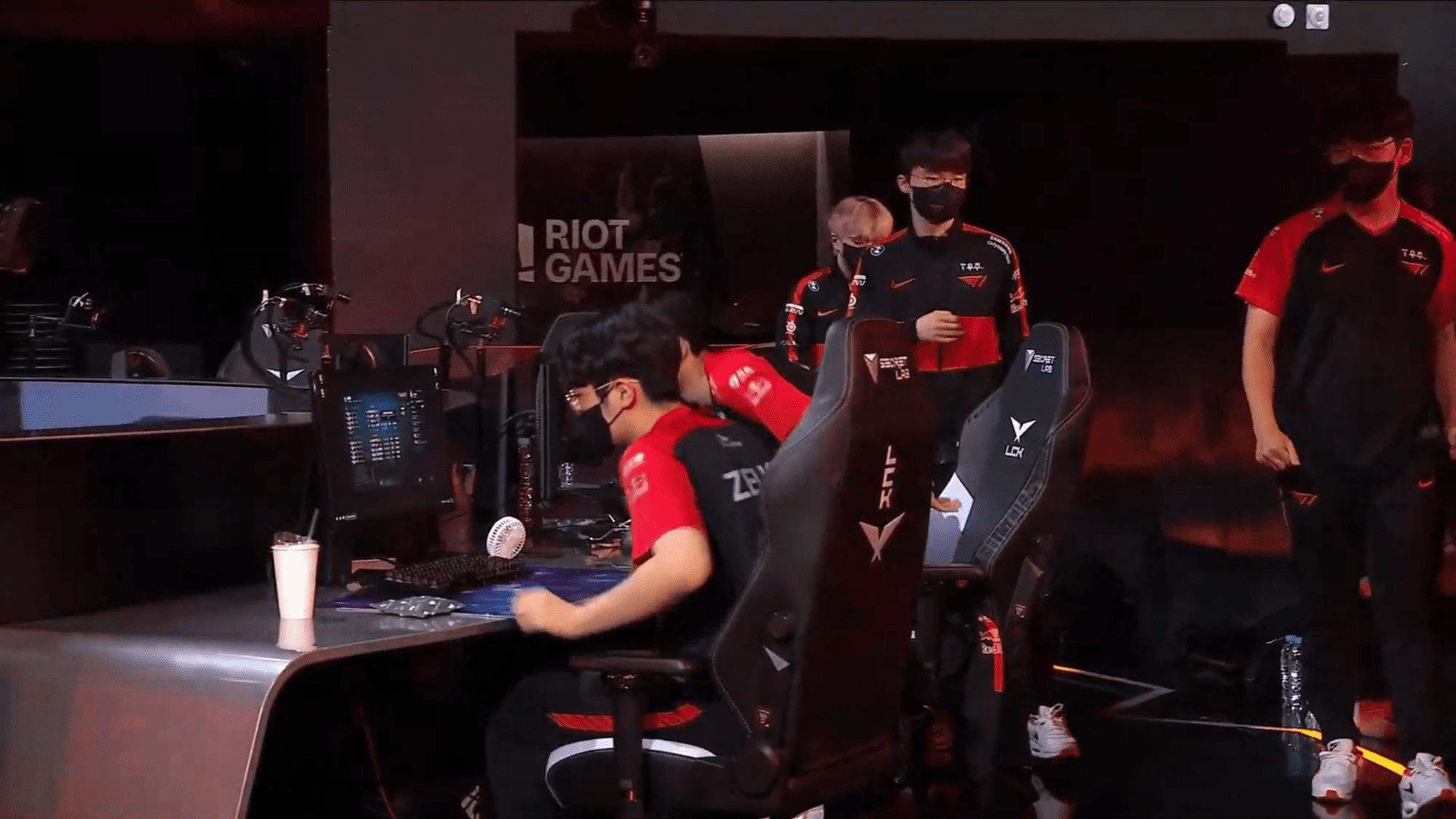 Faker is not pleased with such a difficult victory