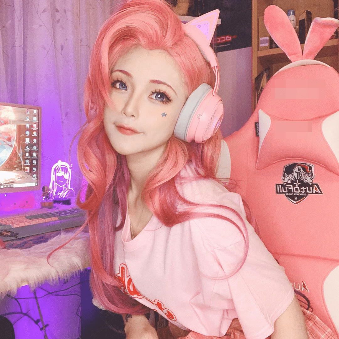 A cosplayer transformed into the champion Seraphine in League of Legends