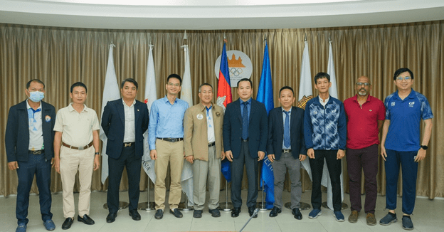 Mr. Vath Chamroeun - Secretary-General of CAMSOC, Mr. Nguyen Ngoc Anh - Head of the Department of Grassroots Sports with the working delegation in Phnom Penh.