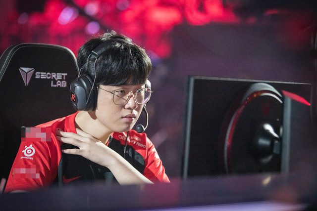 Zeus was the only T1 player who maintained his form in the final match on August 28 (Vietnam time)