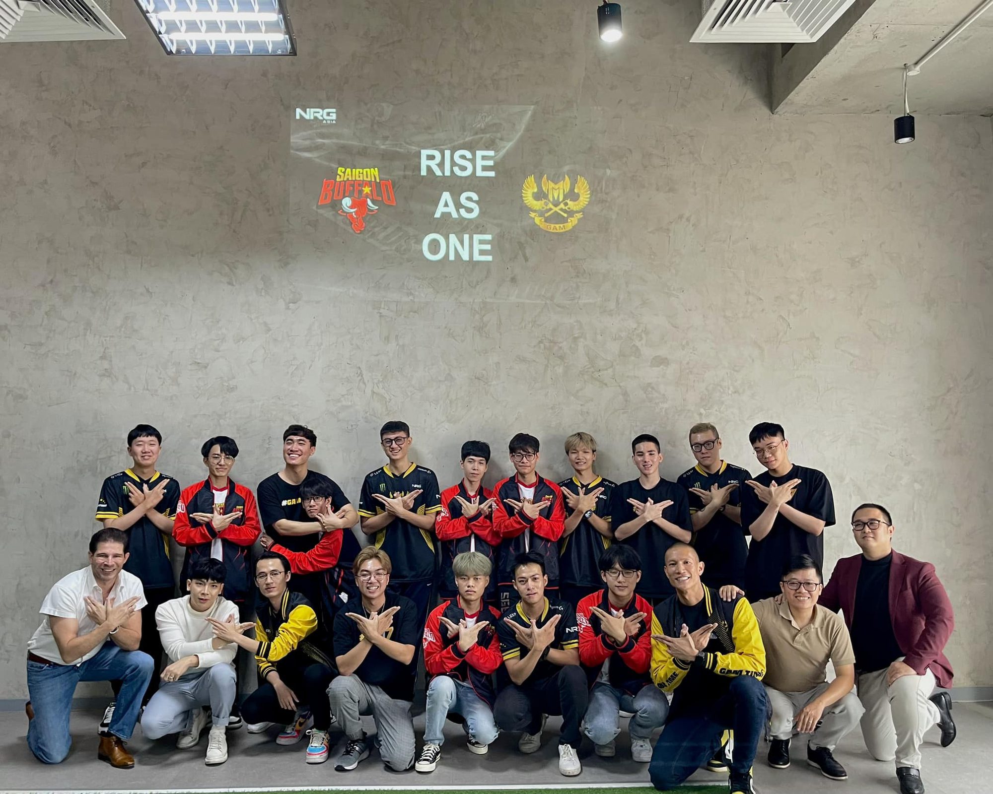 GAM Esports (yellow jersey) and Saigon Buffalo are the two representatives of Vietnamese LoL at CKTG 2022