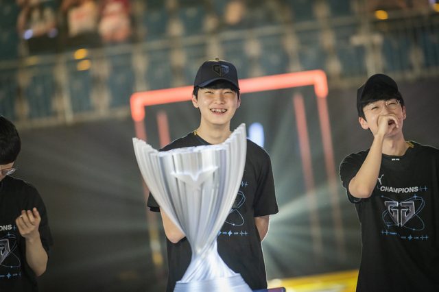 Chovy (center) asserts he is very cautious with LPL teams but would choose JDG as an opponent if given the chance