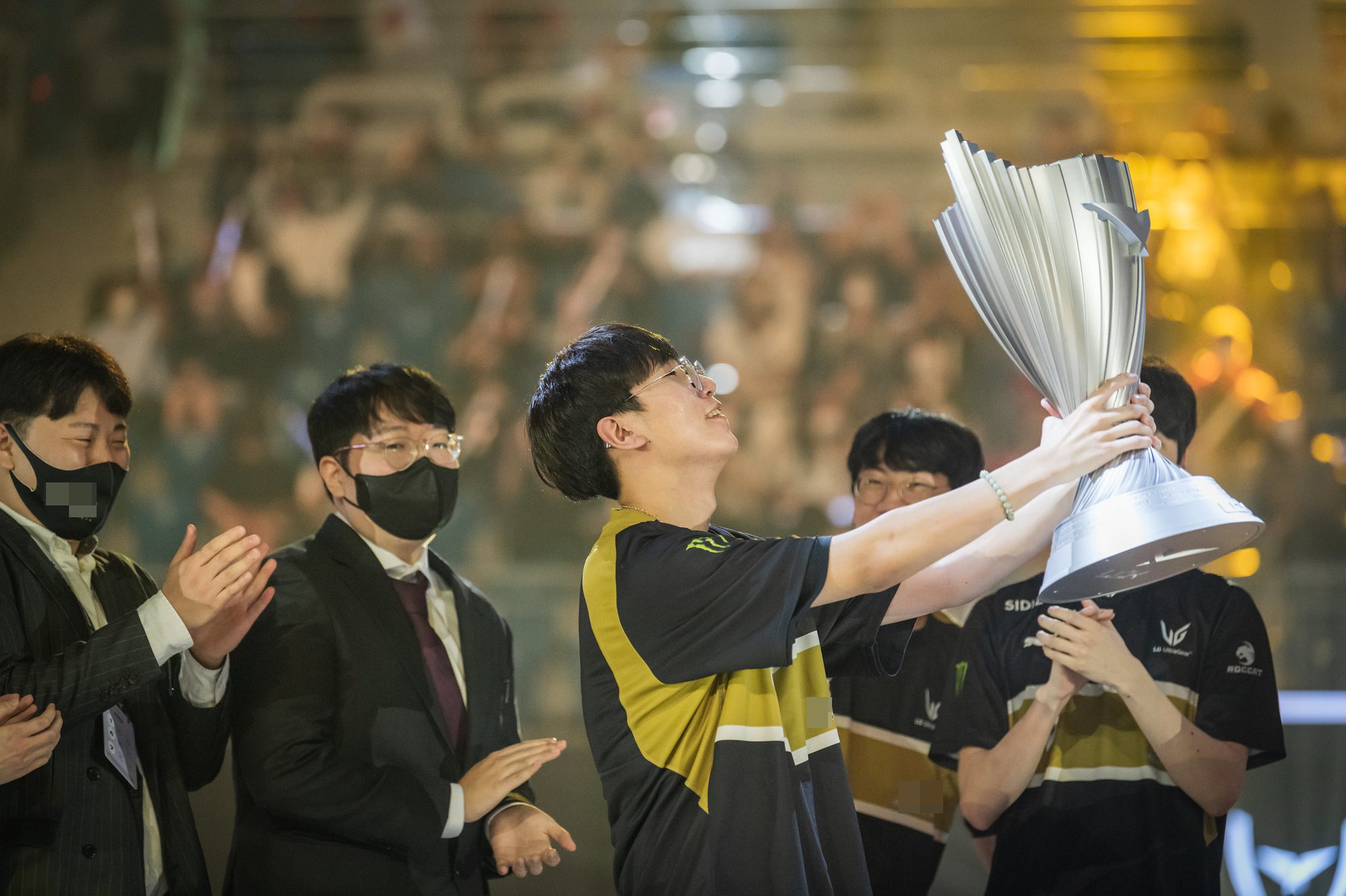 Ruler (holding the trophy) is one of the few players who has experienced all the outcomes that a team or player can have at the World Championships