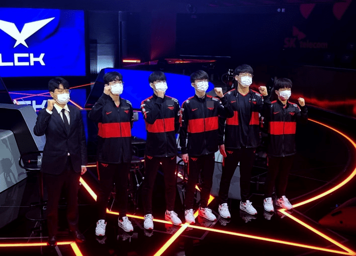 Coach Bengi (in the far left vest) places full trust in the duo Gumayusi - Keria