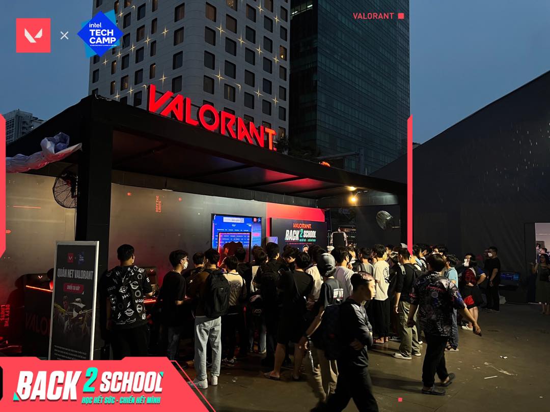 Despite the darkness, many still attended the event (Photo: VALORANT Vietnam)
