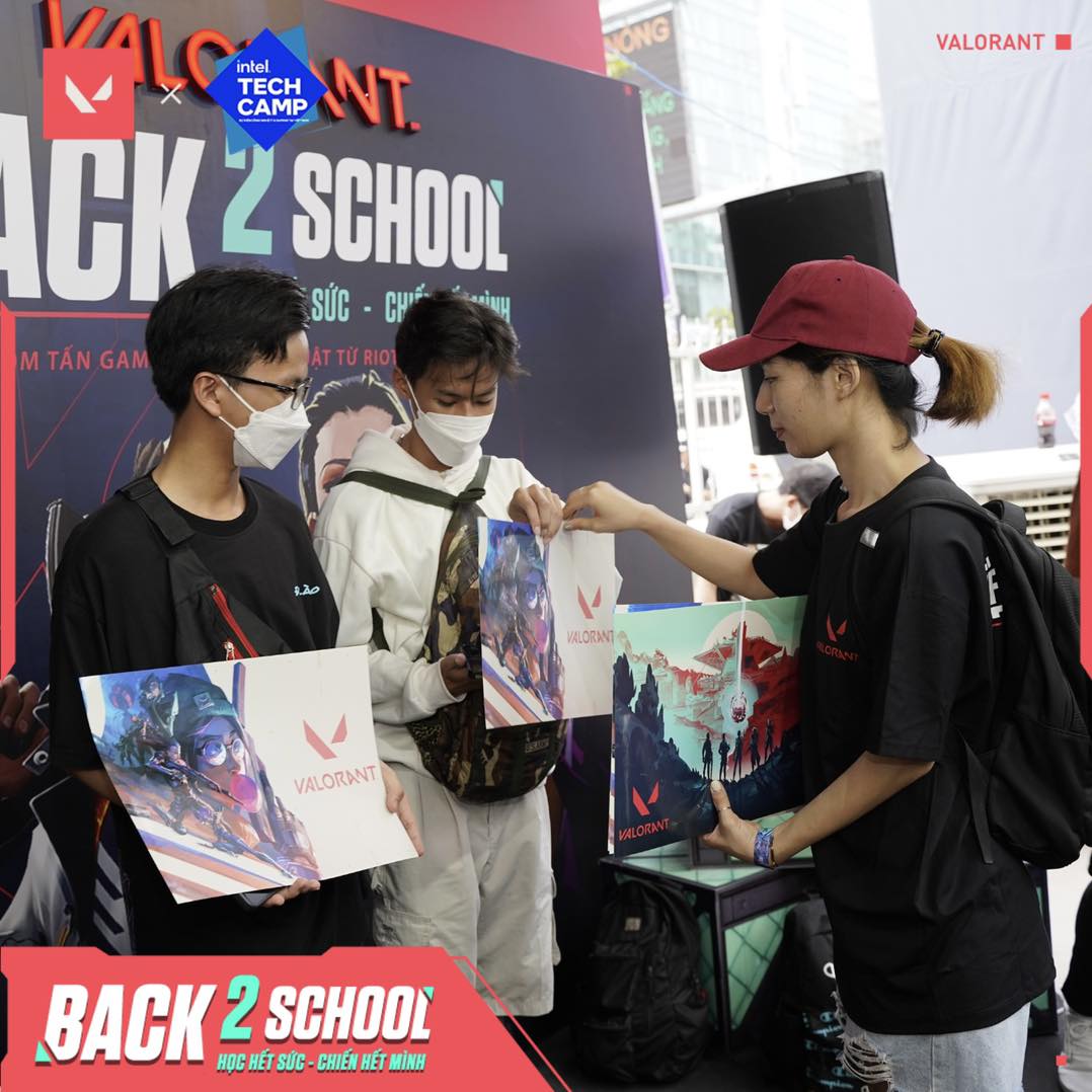 Prizes handed out to event attendees (Photo: VALORANT Vietnam)