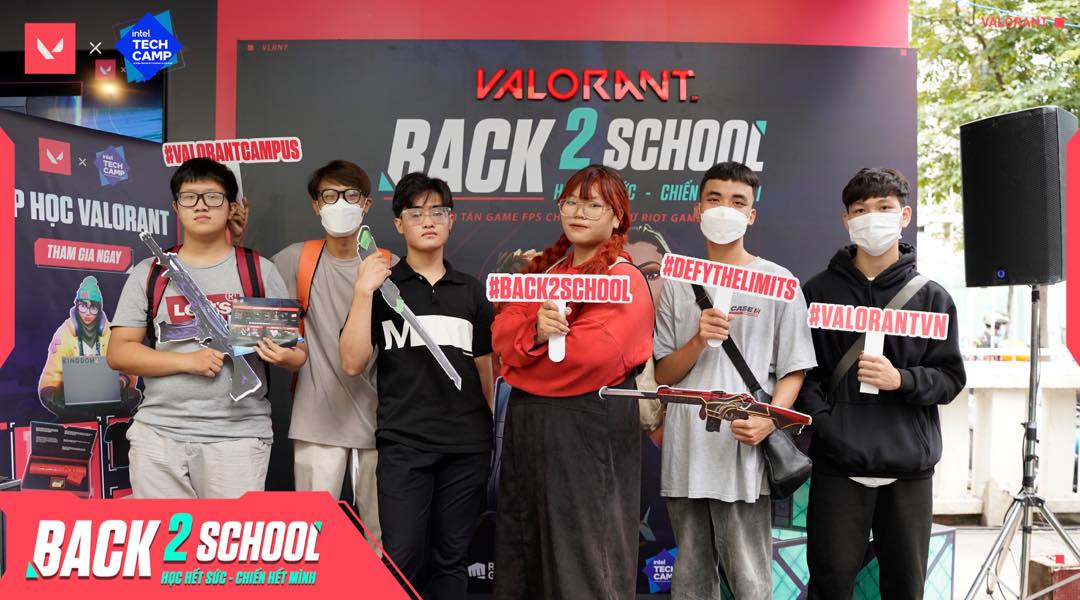 Young people checking in at the event (Photo: VALORANT Vietnam)