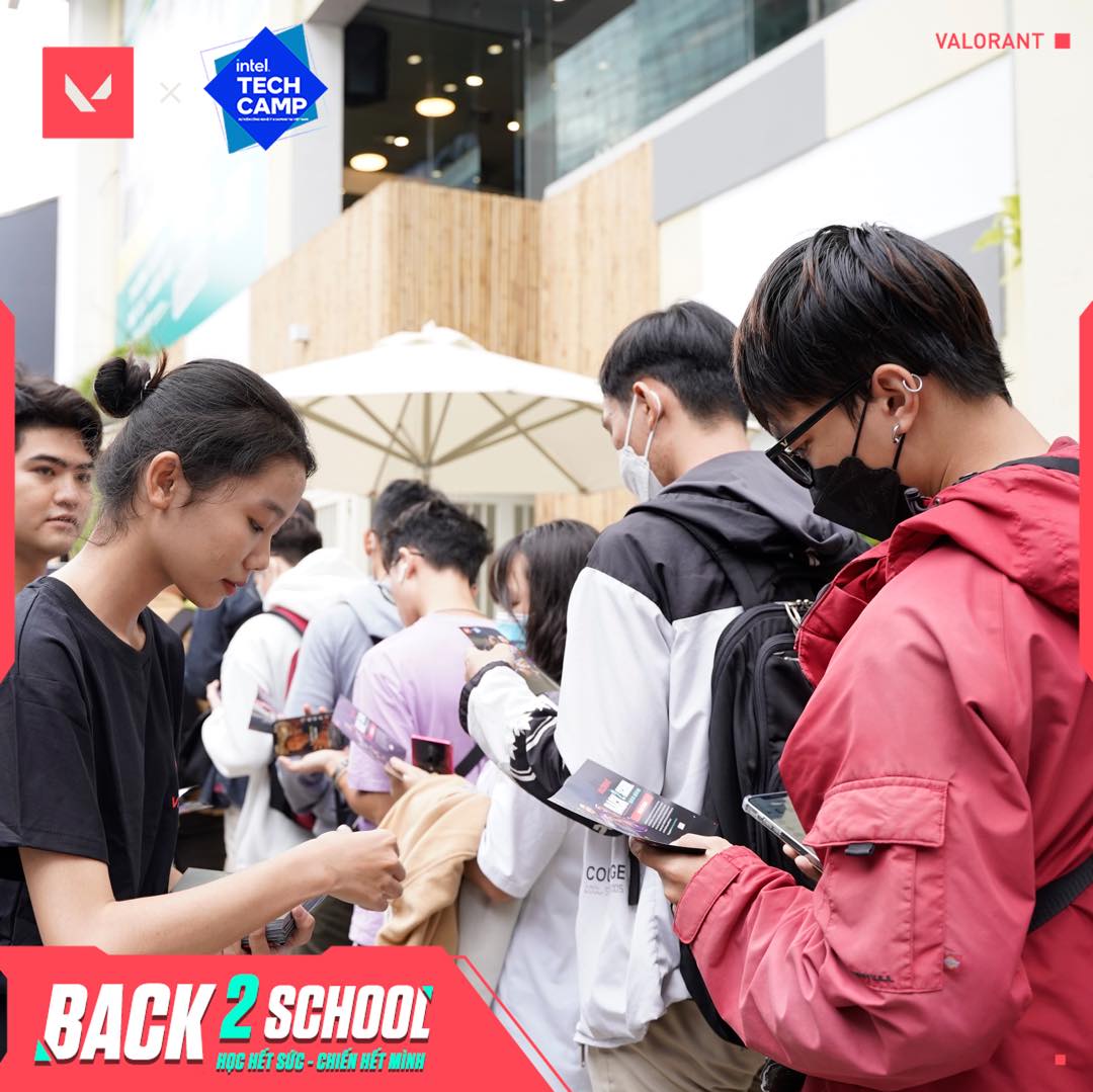 A line of people waiting to check in at the event (Photo: VALORANT Vietnam)
