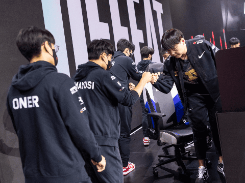 RNG lost to T1 with a surprising score of 0-3 - source: LoL Esports