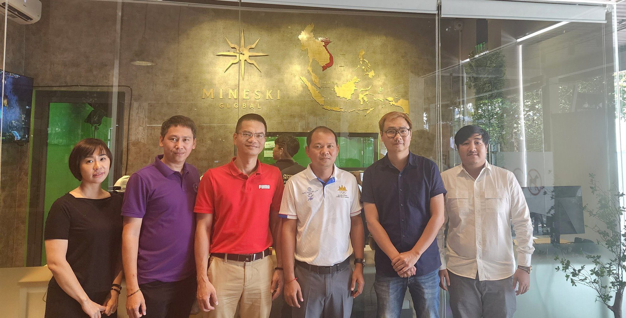 EFC and VIRESA delegation visits infrastructure at 500BROS and Mineski – one of the content production partners at SEA Games 31 (Photo: VIRESA)
