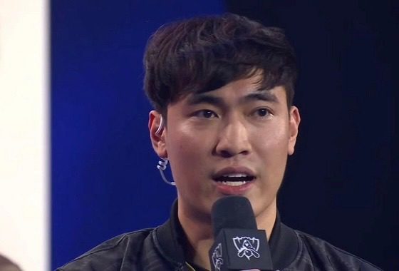 Levi confidently answers interviews in English at Worlds 2022