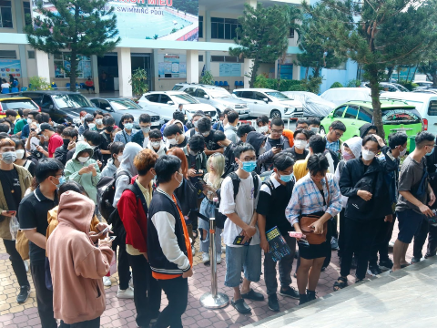 Fans arriving early at Rach Mieu Stadium to watch the finals - source: Minh Triết