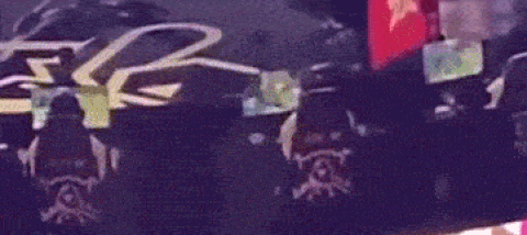 From the audience's perspective, Faker's screen flashed continuously as he checked the map - source: Sohu