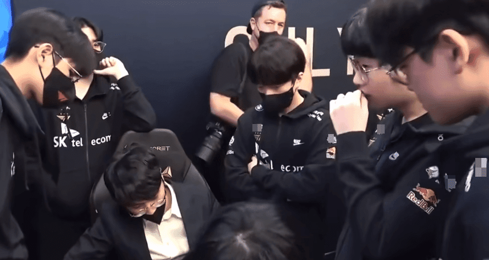 Coach Bengi showed dissatisfaction with his players during the match against RNG
