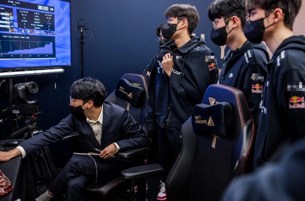 Will T1 or JD Gaming reach the finals?