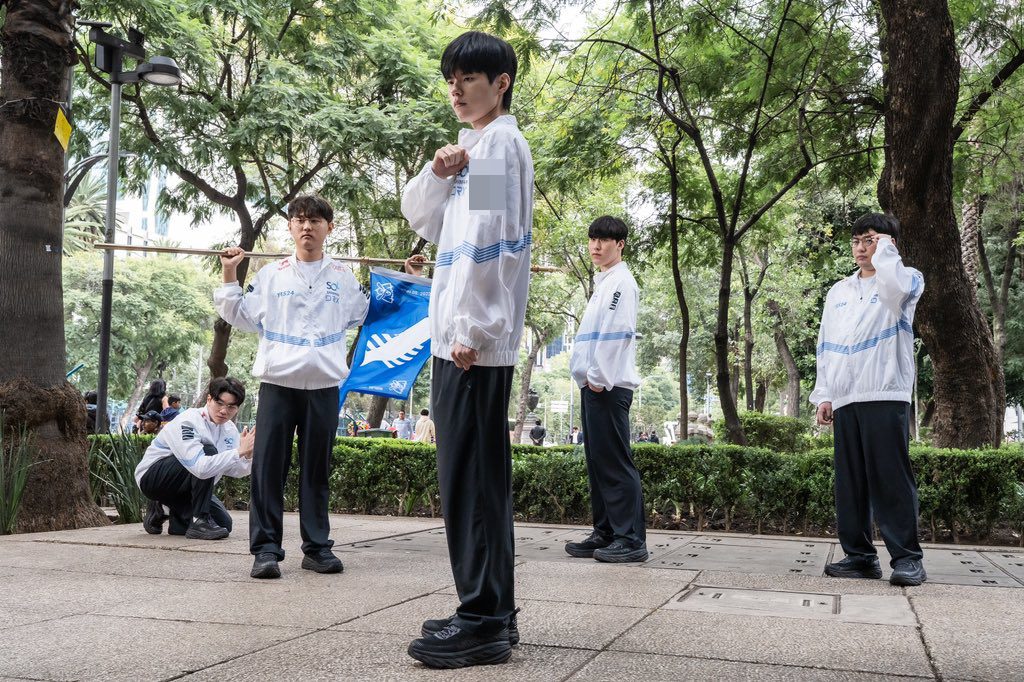 DRX claimed a deserving victory against RNG on the opening day of the Worlds 2022 Play-In Stage