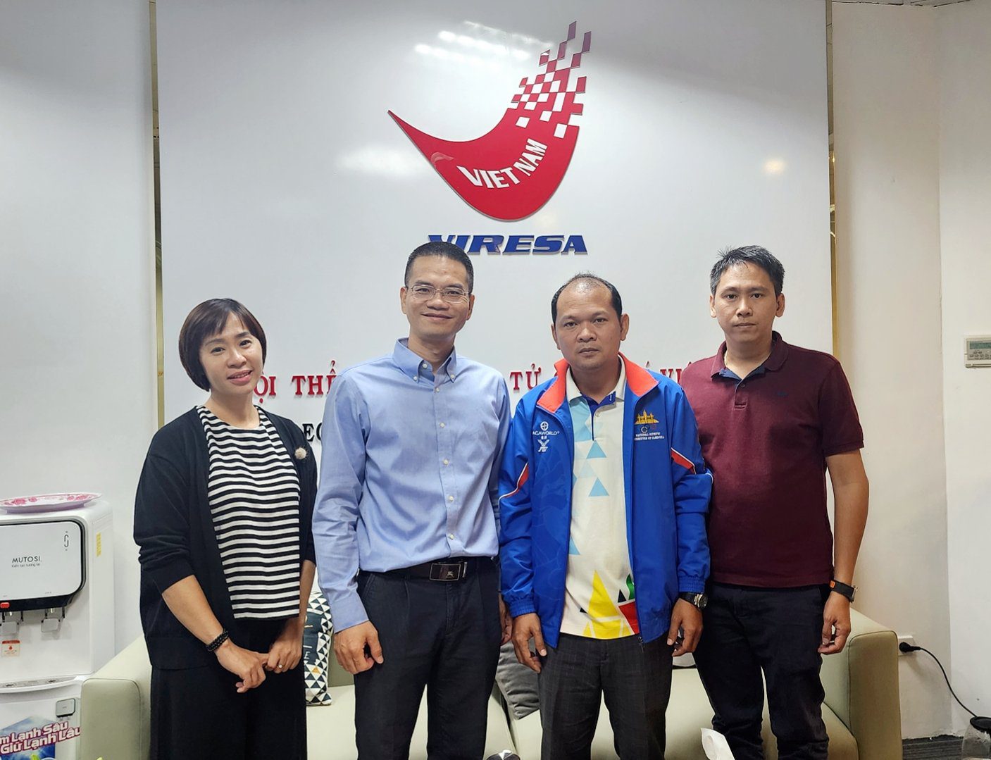 Mr. Lun Samedy (the second person from the right), Secretary General of EFC, visits the office of VIRESA (Photo: VIRESA)