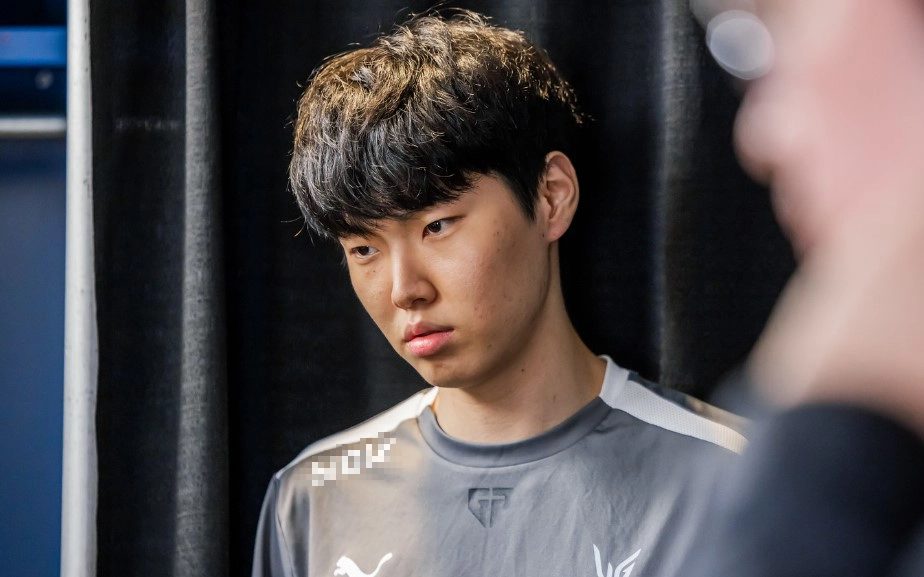 Chovy is visibly upset with himself for his poor performance in the recent semifinals