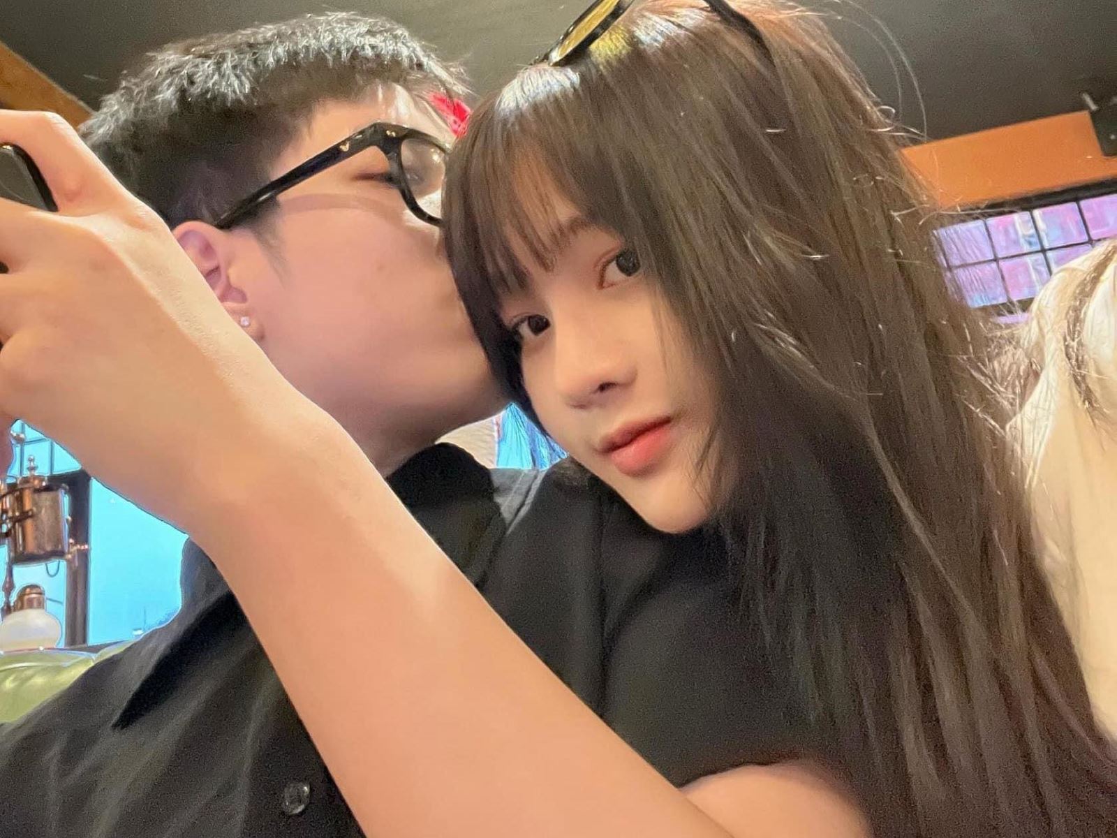 Quang Hai publicly dating the beautiful and hot MC Lyly Sury