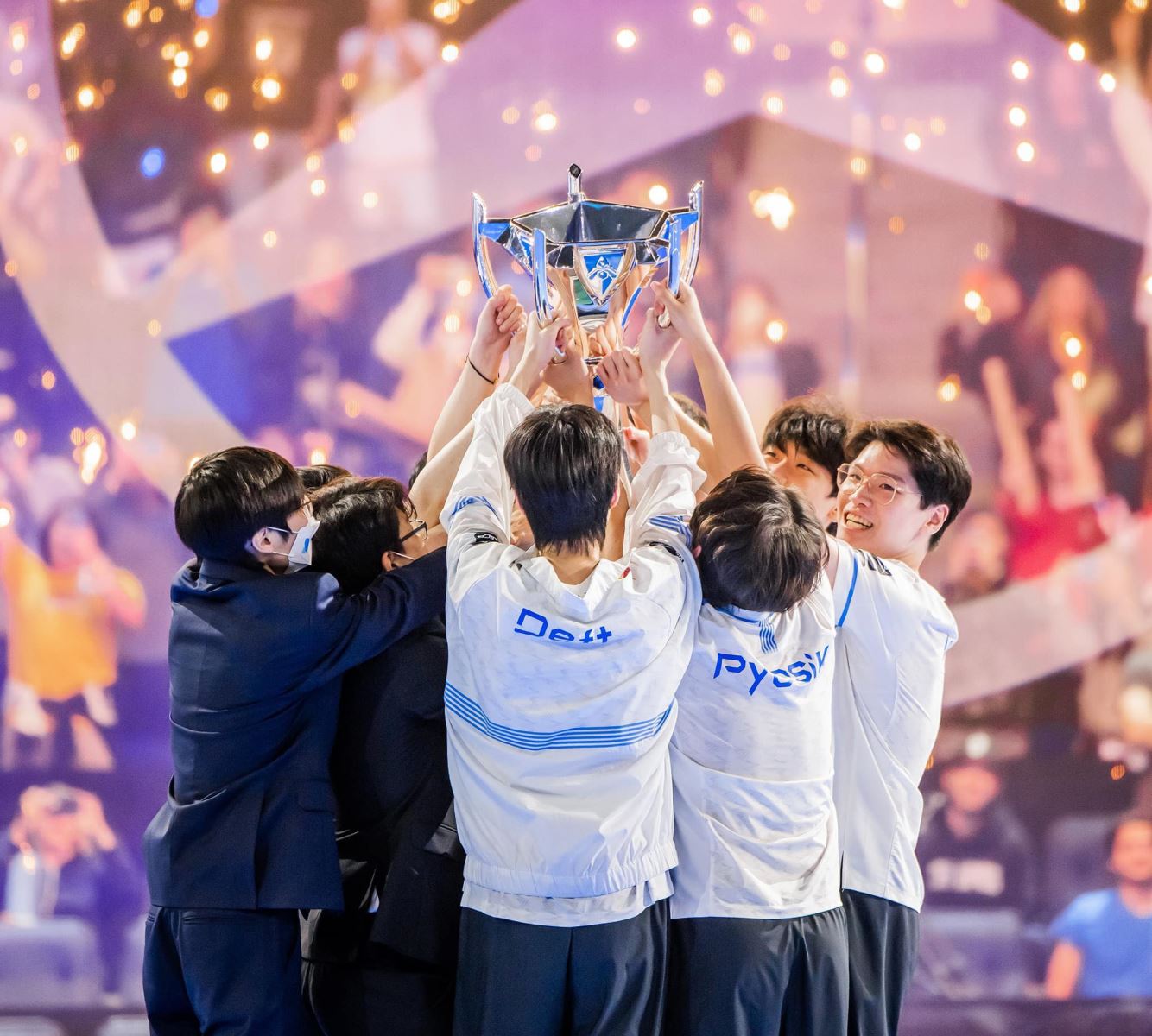 Moment DRX lifts the championship trophy at World Championship 2022