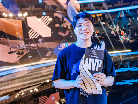 Kingen used Aatrox in both decisive games - source: LoL Esports