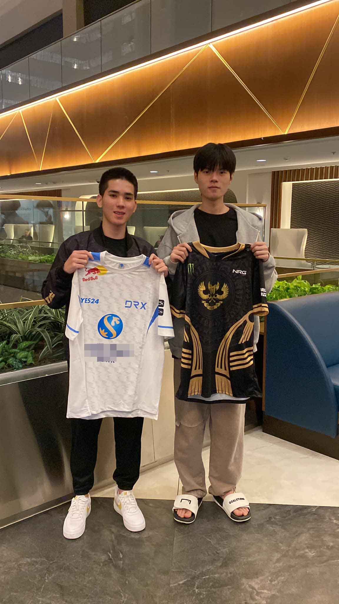 Sty1e (left) and Deft exchanged jerseys during the Group Stage