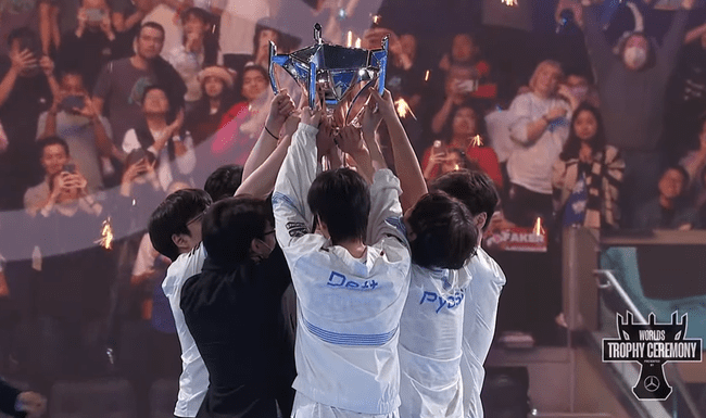 DRX members lifting the Worlds 2022 trophy