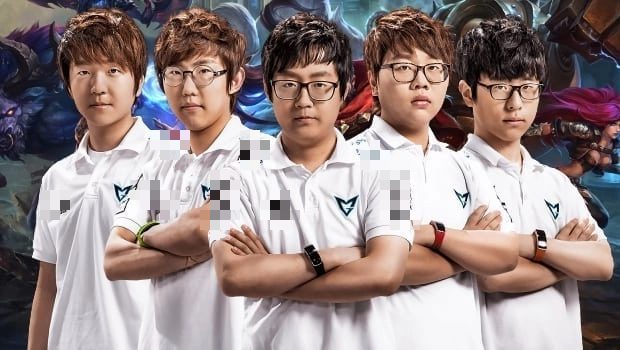 Mata (center) - captain of Samsung White who won the 2014 World Championship