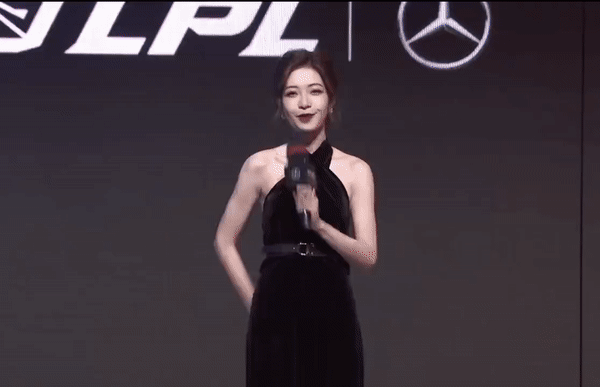The female hosts had some very popular walk-in performances - source: Twitter