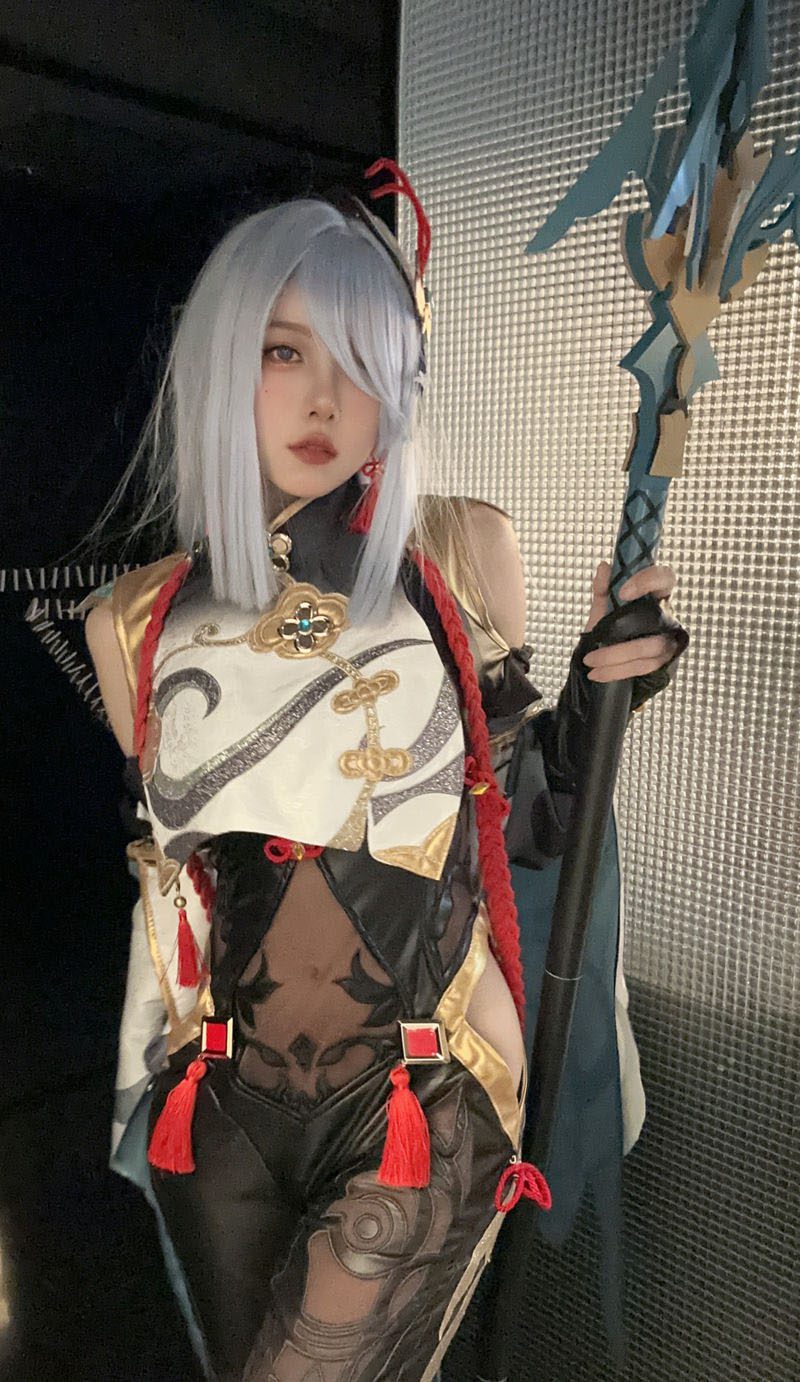Host Luo Xin cosplaying the character Shenhe in Genshin Impact - source: Weibo