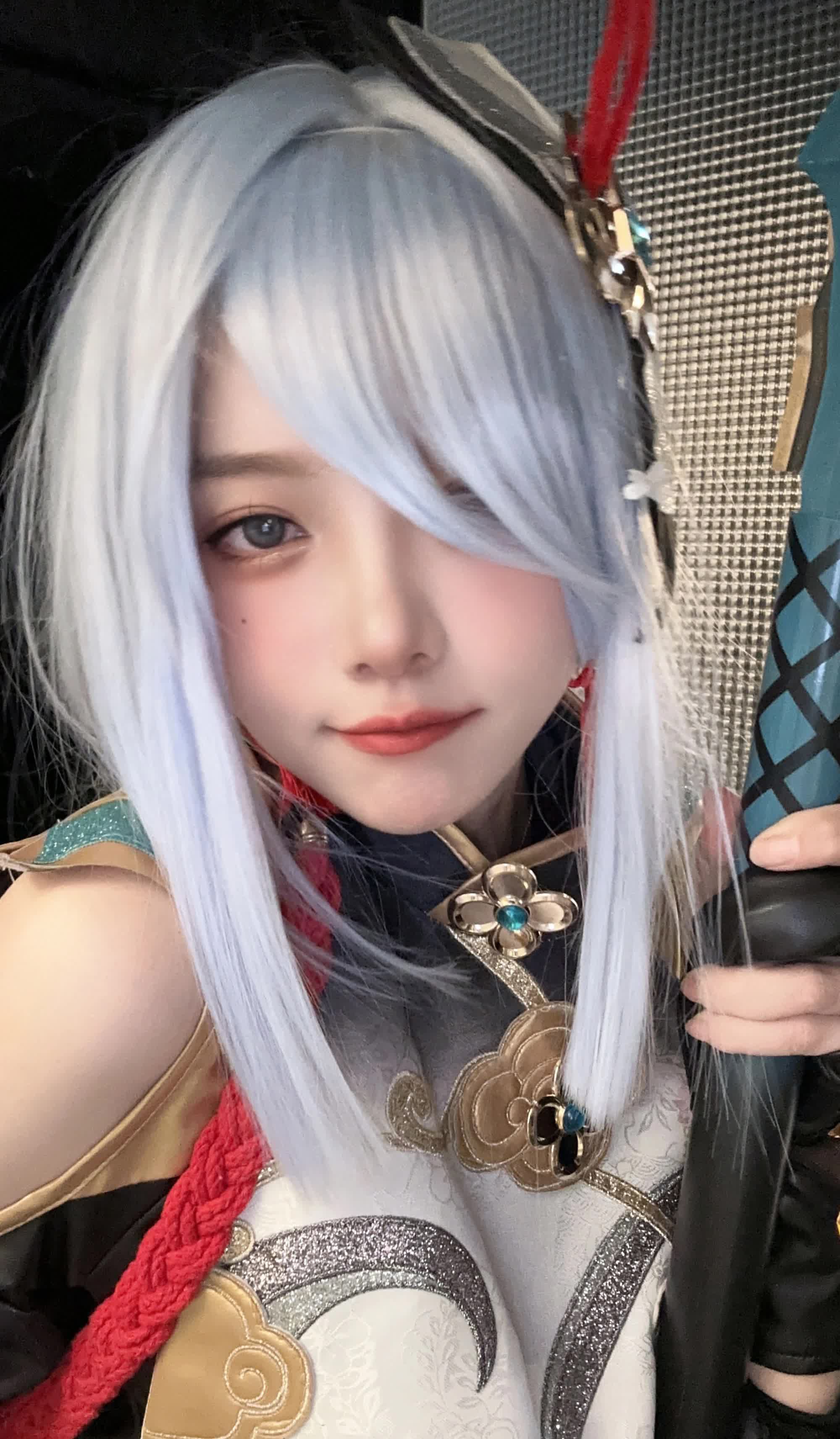 The incredibly beautiful face of the female host - source: Weibo