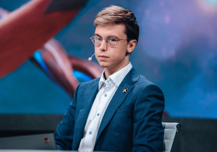 Commentator Caedrel urgently requests Riot Games to lock Tahm Kench
