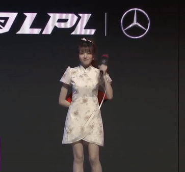 The walk-ins of the female hosts are one of the attractive factors of LPL Spring this year - source: Twitter