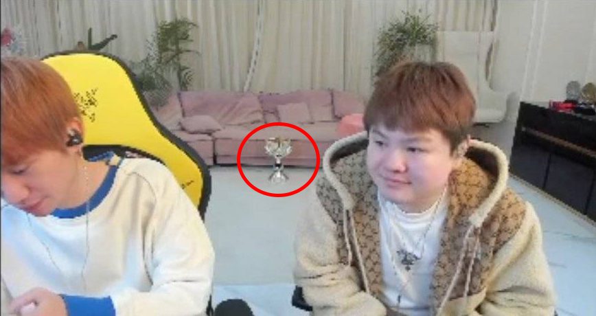 Doinb uses the World Championship trophy as a backdrop for his livestream to protect Lwx - source: Weibo