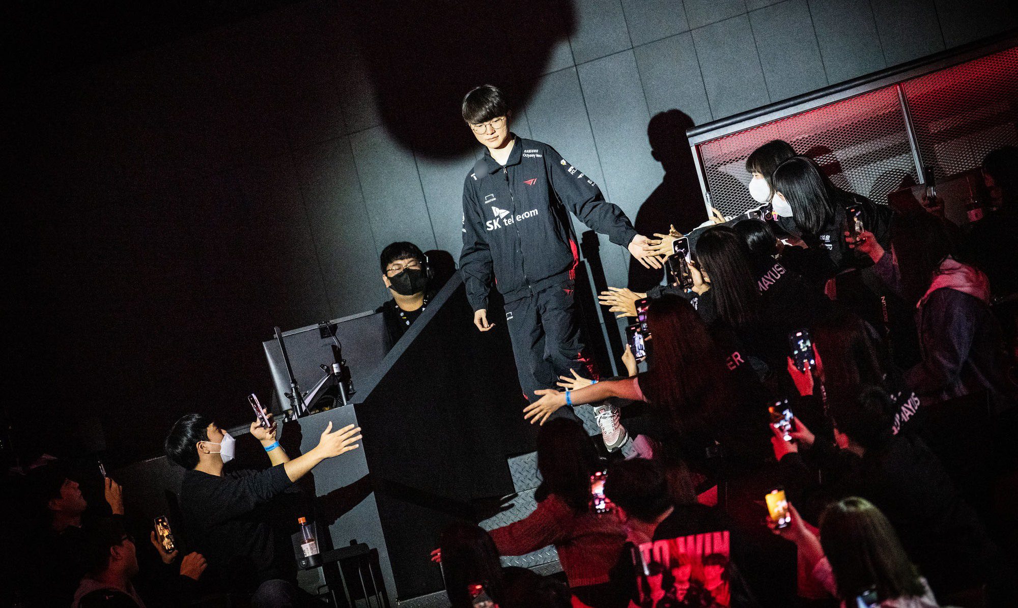 The community spread a joke about Faker on April Fools' Day - source: LoL Esports