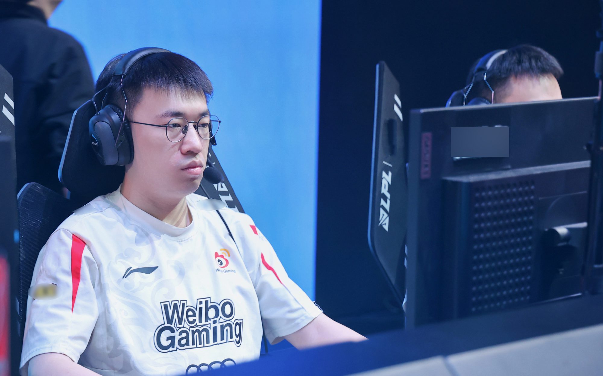 Xiaohu is rated as the world's second best mid laner according to some polls - source: Weibo