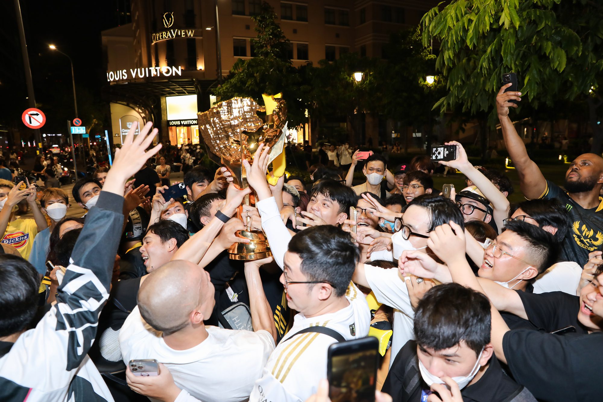 GAM and fans celebrate the championship at Nguyen Hue walking street - source: GAM Esports
