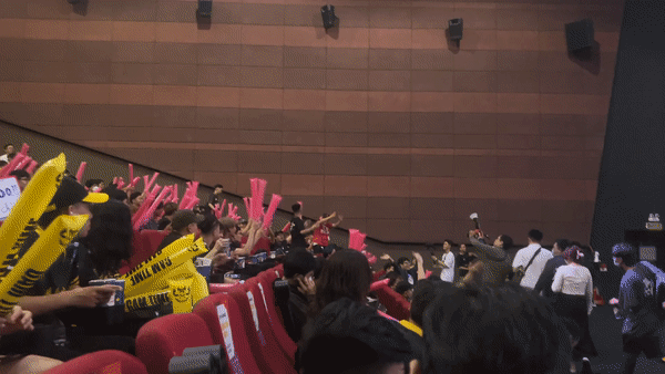 SE fans were quite lively before the decisive game 4 - source: The Anh