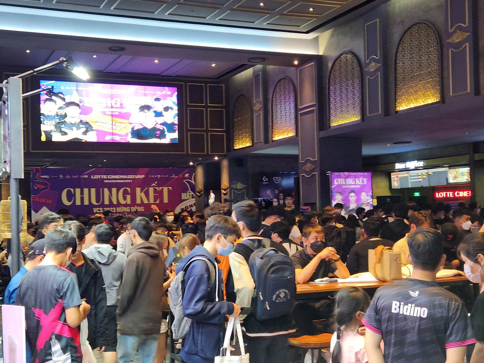 A large number of fans arrived early at the Viewing Party venue in Ho Chi Minh City - source: Nam Minh
