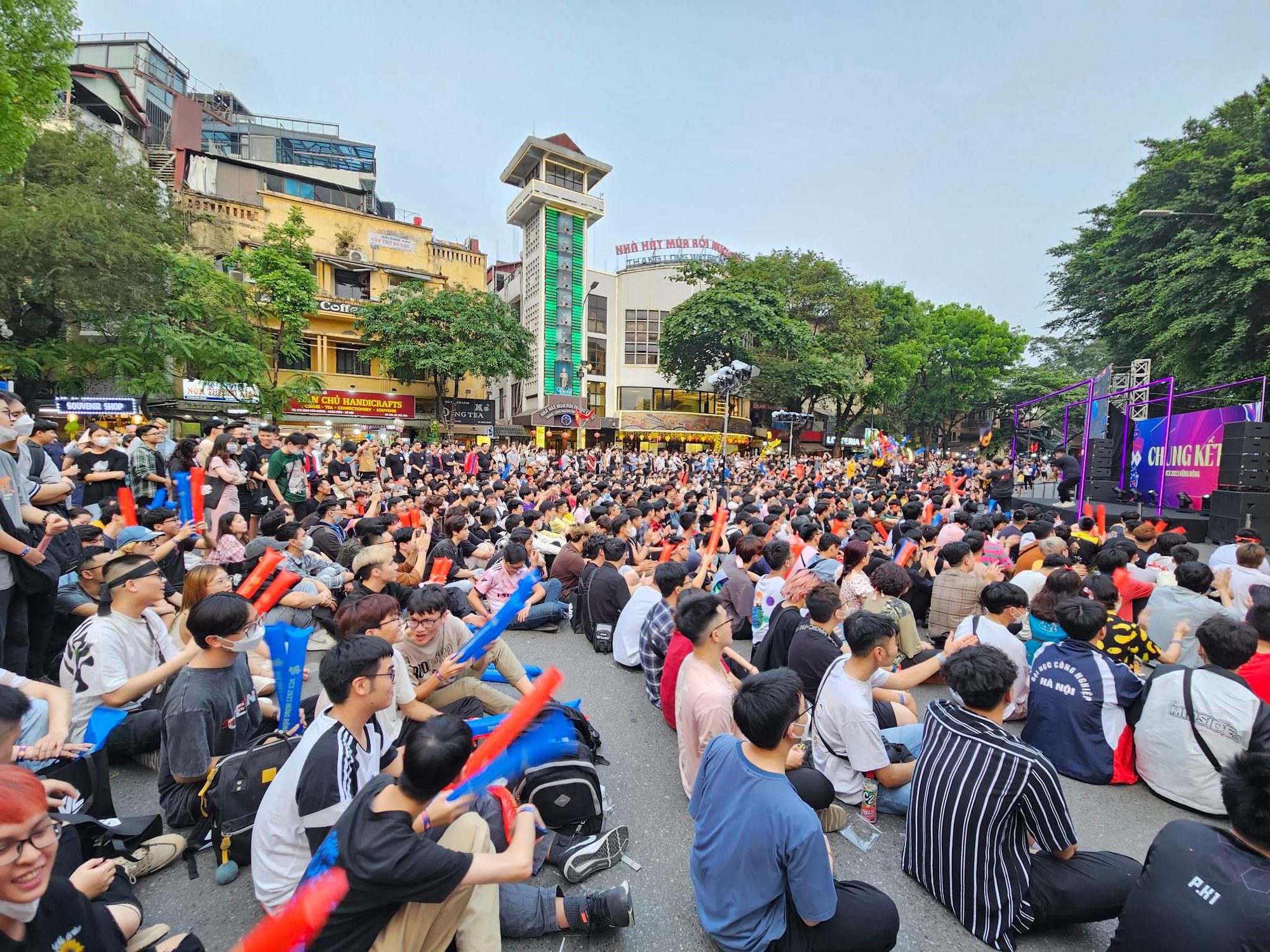 A large number of fans attended the Viewing Party in Hanoi - source: Hoang Duong