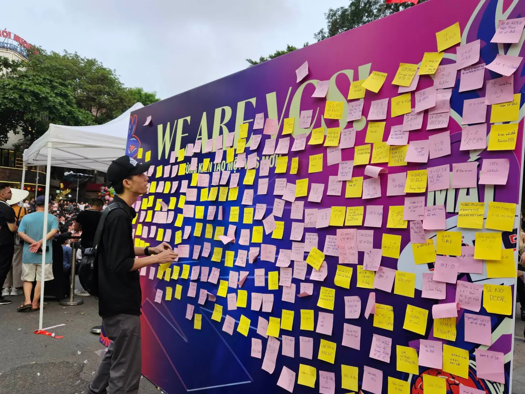 Fans wrote wishes for the teams and posted them on the VCS wall in Hanoi - source: Hoang Duong