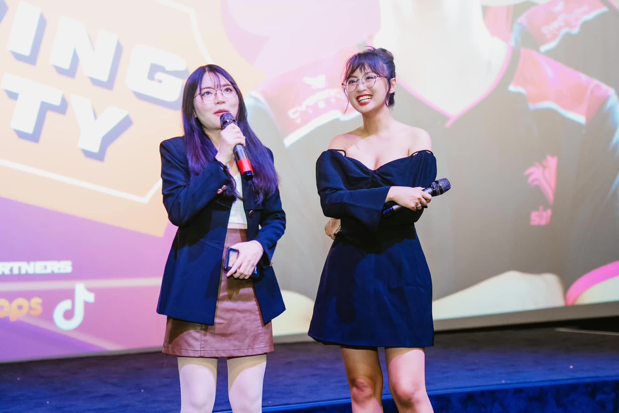 Female MC duo Remind (left) and Minh Nghi at the Viewing Party - source: GAM Esports