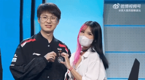 Meiko 'runs' while interacting with a beautiful fan girl - source: Twitter