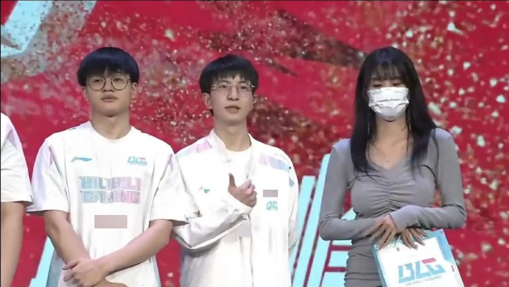 The female fan has an incredibly attractive figure - source: Weibo