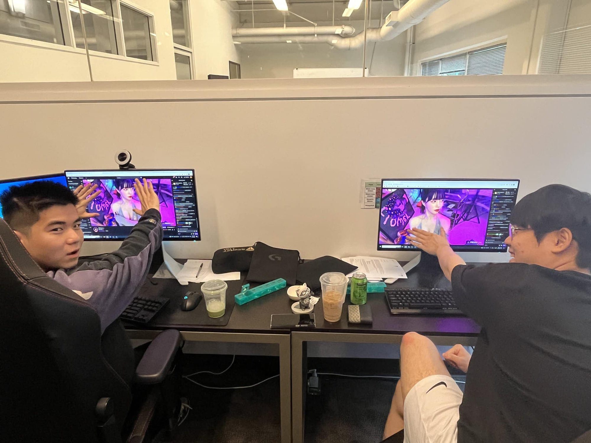 The photo of Spica and VicLa watching this hot girl's stream - source: Facebook