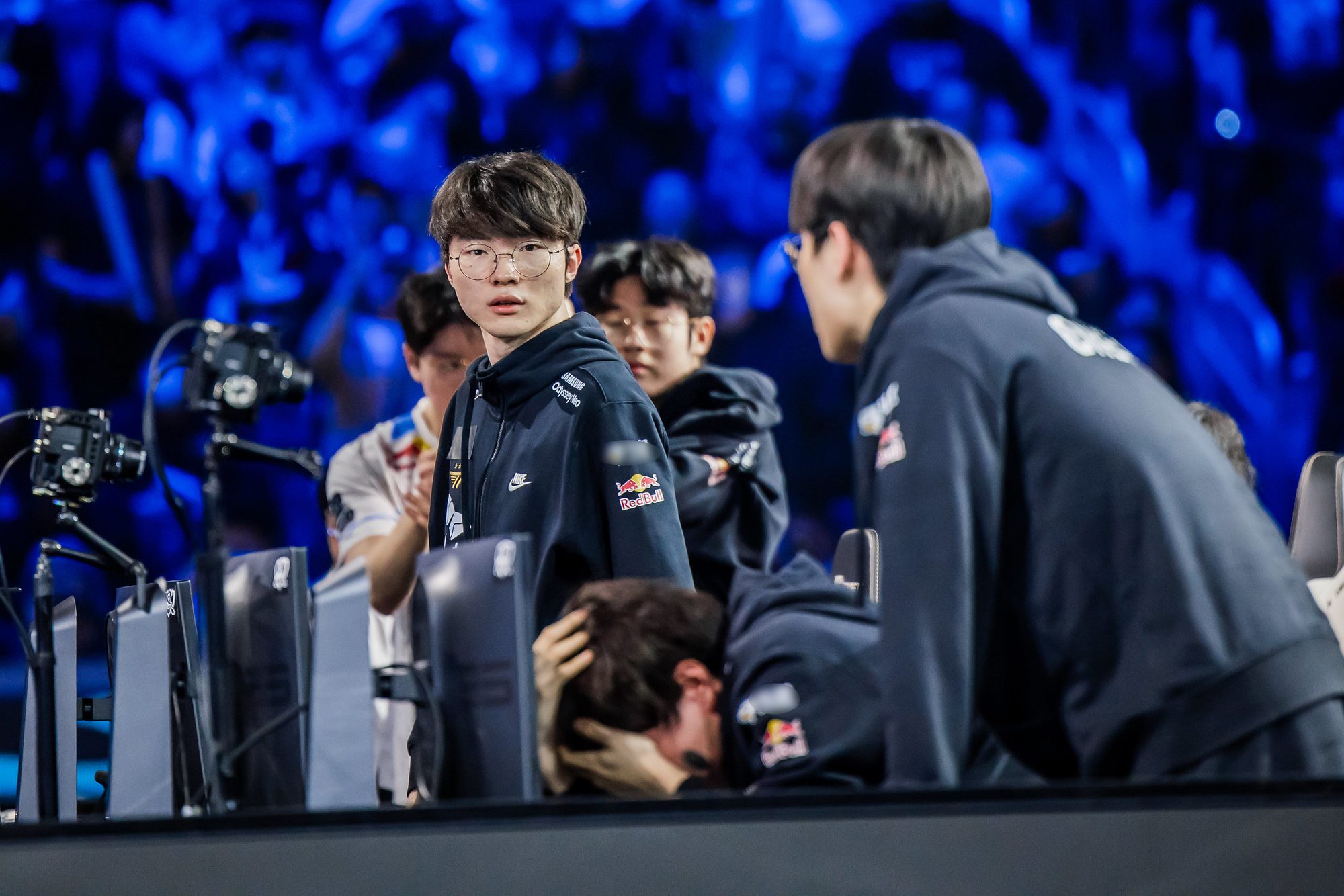 An image that no T1 player or fan will forget after the defeat to DRX at Worlds 2022
