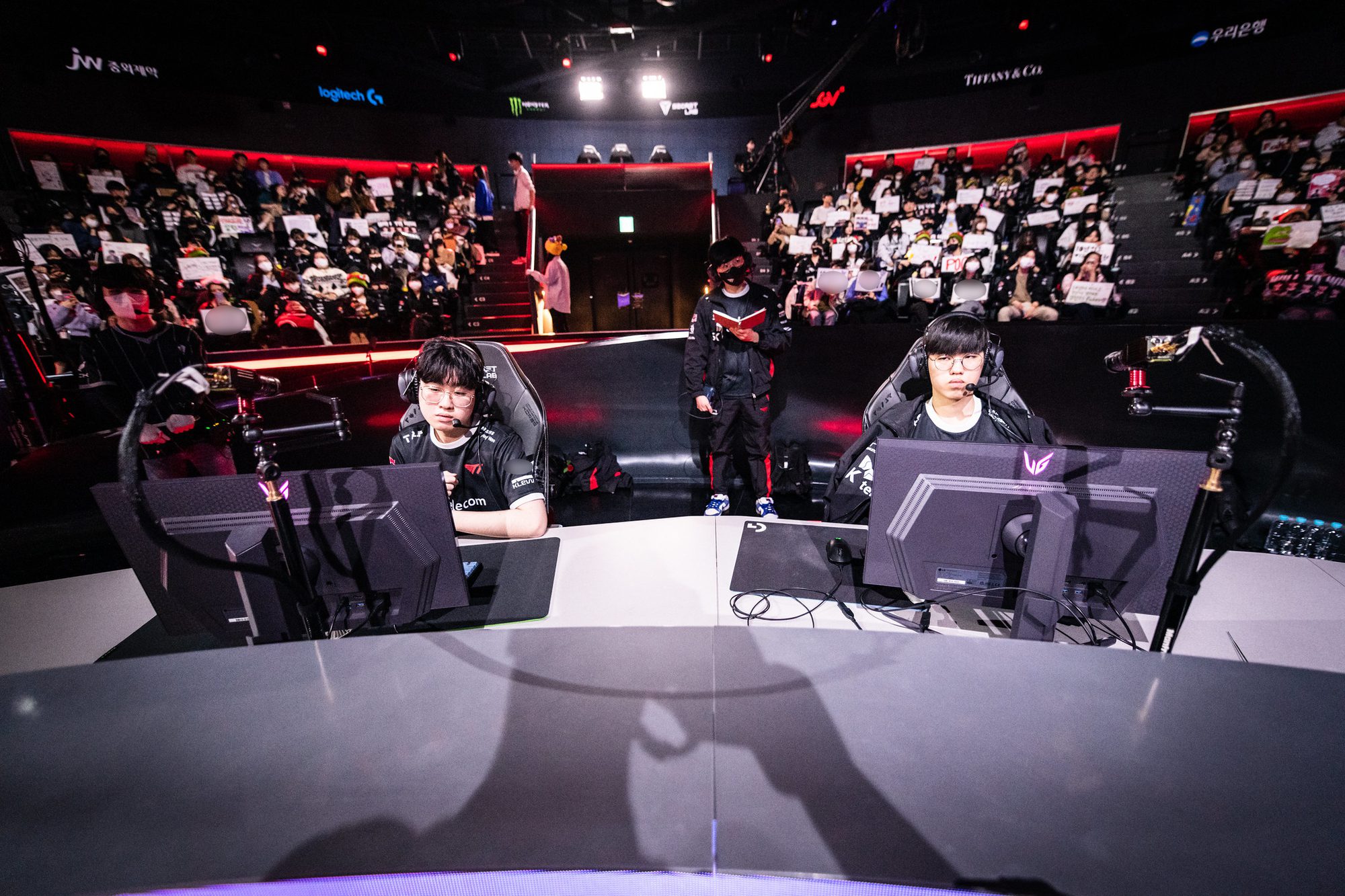 The duo Zeus (left) and Oner often drop in performance during the most crucial matches of the season - source: LoL Esports