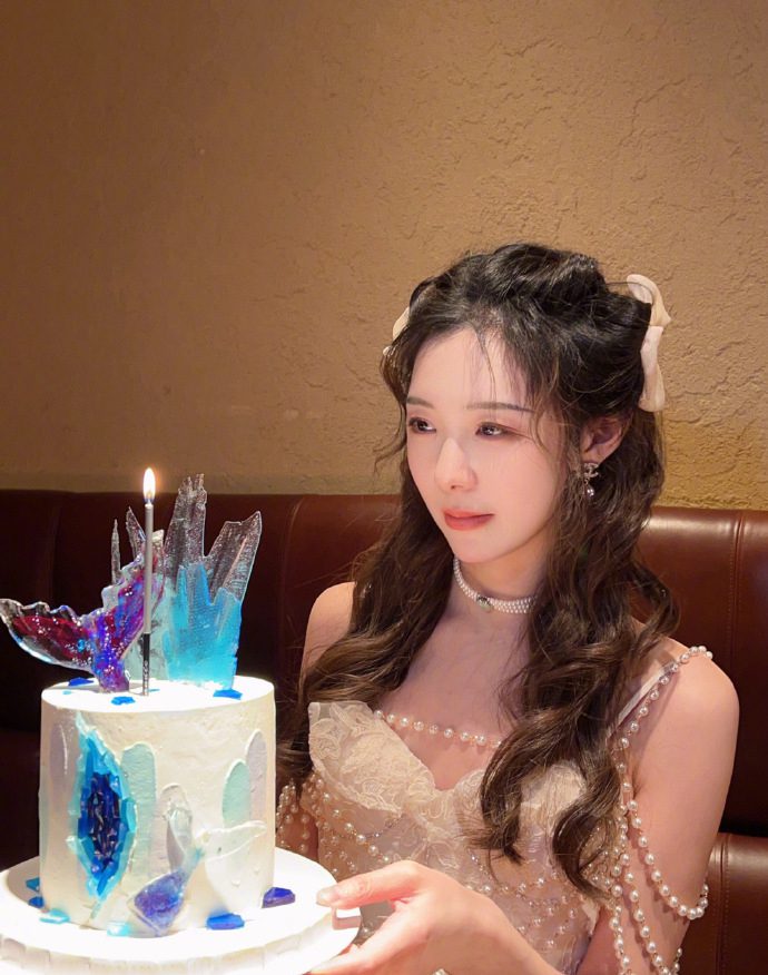 Female host XiaoLou - Aki's ex-girlfriend - source: Weibo