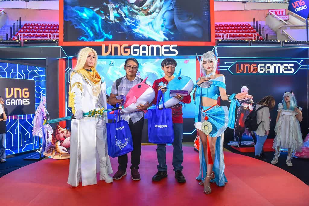 VNGGames booth attracts young people to visit and experience - source: VNGGames