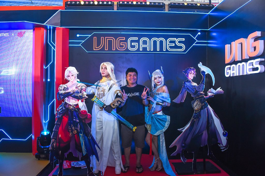 Players check in with cosplayers dressed as characters from Thiên Dụ - source: VNGGames